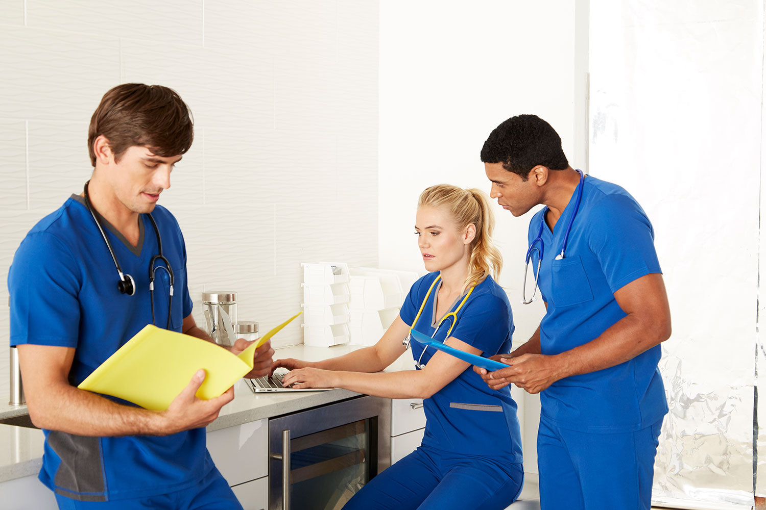 The Dos and Don'ts of Wearing Scrubs for Healthcare Travelers - Sunbelt  Staffing
